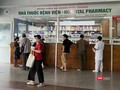 Người dân nhận thuốc tại nhà thuốc bệnh viện