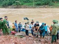 Cáng nạn nhân vụ sạt núi ở Lào Cai 7 km đường rừng để cứu chữa