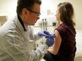 Dược sĩ tại Viện nghiên cứu sức khỏe Kaiser Permanente Washington tiêm thử vaccine cho tình nguyện viên hồi tháng 3. Ảnh: AP