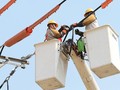 Công nhân ngành điện đang bảo dưỡng đường dây (ảnh LM)