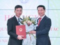 Bộ trưởng Bộ Thông tin và Truyền thông Nguyễn Mạnh Hùng trao quyết định bổ nhiệm chức danh Thư ký Bộ trưởng cho ông Lê Thái Hòa. (Ảnh: Lê Anh Dũng)