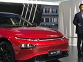 CEO Xpeng He Xiaopeng đứng cạnh chiếc sedan điện P7 của công ty trong buổi ra mắt sản phẩm vào năm 2020. Ảnh: CNBC
