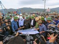 Phó Thủ tướng Chính phủ Trịnh Đình Dũng và Bộ trưởng Bộ NN-PTNT Nguyễn Xuân Cường tại buổi kiểm tra tình hình ứng phó bão số 9 tại âu thuyền Thọ Quang (Đà Nẵng