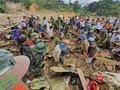Lực lượng cứu hộ các nạn nhân bị vùi lấp trong vụ sạt lở tại thôn 1 xã Trà Leng, huyện Nam Trà My, tỉnh Quảng Nam