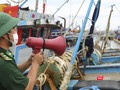 Lực lượng biên phòng loa gọi tàu thuyền vào bờ neo đậu để tránh trú bão.