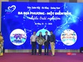 Đại diện Sở Du lịch 3 địa phương gồm Đà Nẵng, Quảng Nam, Thừa Thiên Huế nhận quà lưu niệm của CLB lữ hành UNESCO Hà Nội và đoàn Famtrip đến từ các tỉnh thành trên cả nước đến tham dự chương trình kích cầu.