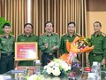 Thiếu tướng Vũ Xuân Viên - Giám đốc Công an TP Đà Nẵng tặng thưởng lực lượng Công an quận Cẩm Lệ.