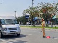 Lực lượng CSGT Đà Nẵng yêu cầu phương tiện dừng và thực hiện khai báo y tế tại các chốt kiểm dịch COVID-19