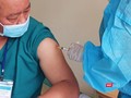 Bác sĩ Lê Thành Phúc - Giám đốc Bệnh viện Phổi Đà Nẵng - được nhân viên y tế tiêm vaccine COVID-19