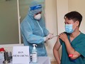 Lực lượng y tế tiêm vắc xin COVID-19 cho các bác sĩ, nhân viên y tế tại Đà Nẵng