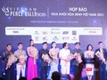 Ban tổ chức tặng hoa cho các thành viên Ban giám khảo “Cuộc thi Hoa khôi Hòa bình Việt Nam 2021”