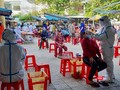 Lực lượng y tế lấy mẫu xét nghiệm COVID-19 trên diện rộng tại Đà Nẵng