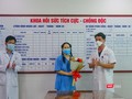 Lãnh đạo Bệnh viện Đà Nẵng tặng hoa cho nữ điều dưỡng bị phản vệ sau tiêm vắc xin COVID-19 trong buổi xuất viện.
