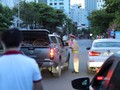 Lực lượng công an kiểm tra phương tiện ra đường tại chốt kiểm soát trên địa bàn TP Đà Nẵng