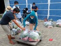 Người dân vùng phong toả cách ly y tế trên địa bàn phường Nại Hiên Đông (quận Sơn Trà, Đà Nẵng) được "đi chợ giúp"và giao thực phẩm tận tay