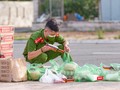 Chiến sĩ trẻ soát lại đơn hàng nhu yếu phẩm của người dân trước khi giao (Ảnh: Nghĩa Hiếu)