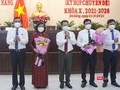 Ông Trần Phước Sơn và bà Ngô Thị Kim Yến được tặng hoa sau khi công bố kết quả bầu chức danh Phó Chủ tịch UBND TP Đà Nẵng tại kỳ họp thứ 3, HĐND TP Đà Nẵng khoá X
