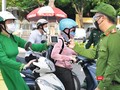 Lực lượng công an Đà Nẵng kiểm tra giấy đi đường của người dân thông qua ứng dụng eTicket-DaNang.