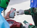 Lực lượng kiểm soát dịch ở Đà Nẵng kiểm tra giấy đi đường QRCode của người tham gia giao thông