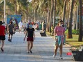 Người dân và du khách ở Đà Nẵng dạo biển sau thời gian dài giãn cách xã hội