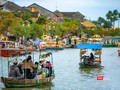 Du khách đi thuyển trên sông Hoài (TP Hội An)