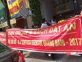 Khách hàng căng băng rôn trước trụ sở CEN Homes tại Đà Nẵng để đòi sổ đỏ dự án do Bách Đạt An làm chủ đầu tư và CEN Homes phân phối