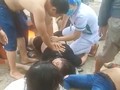 Nhân viên y tế và người dân nỗ lực cấp cứu các nạn nhân vụ chìm cano (ảnh T.Đ)