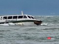 Tàu du lịch QNa1152 bị nạn trên biển Cửa Đại (Hội An) đang được trục vớt vào bờ