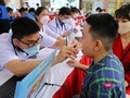 Các thầy thuốc trẻ khám cho trẻ em trong khuôn khổ lễ ra quân Hành trình Thầy thuốc trẻ làm theo lời Bác, tình nguyện vì sức khỏe cộng đồng năm 2022 diễn ra sáng ngày 14/5, tại TP Huế