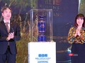 Bà Trương Thị Hồng Hạnh – Giám đốc Sở Du lịch Đà Nẵng và đại diện đơn vị tài trợ danh xưng-Tập đoàn BRG bên chiếc cup giải đấu BRG Open Championship 2022