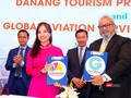 Bà Nguyễn Thị Hoài An - Giám đốc Trung tâm Xúc tiến Du lịch TP Đà Nẵng và đại diện Global Aviation Services Plt Ltd tại buổi ký kết dưới sự chứng kiến của Đại sứ Đặc mệnh toàn quyền của Việt Nam tại Ấn Độ