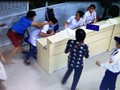 Một vụ bác sĩ bị hành hung (Ảnh LEMAI)
