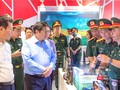 Thủ tướng Phạm Minh Chính và đoàn công tác nghe giới thiệu về các sản phẩm trang bị kĩ thuật công nghệ cao do Viettel đang nghiên cứu, sản xuất.
