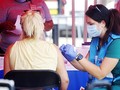 Nhân viên y tế tiêm vaccine phòng bệnh đậu mùa khỉ cho người dân tại New Orleans, Mỹ, ngày 13/8/2022. (Ảnh: THX/TTXVN)