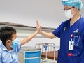 Bé K.B (8 tuổi, Quốc tịch Lào) bắt tay với bác sĩ điều trị sau ca phẫu thuật tại Trung tâm Tim mạch – Bệnh viện Nhi Trung ương (ảnh BVCC)