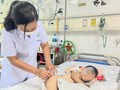 TS.BS Nguyễn Việt Hoa - Trưởng khoa Phẫu thuật Nhi và Trẻ sơ sinh, Bệnh viện Hữu nghị Việt Đức thăm khám cho bệnh nhi sau phẫu thuật