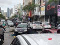 Xe ô tô bị ngập nước và chết máy nằm la liệt trên tuyến đường Lê Duẫn (Đà Nẵng) sau trận mưa lịch sử đêm 14/10