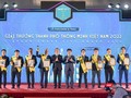 Ông Lê Quang Nam - Phó Chủ tịch UBND TP Đà Nẵng (người nâng cúp) nhận Giải Nhất Giải thưởng TP thông minh Việt Nam năm 2022