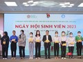 Đại diện Ban Giám hiệu ĐH Đông Á trao học vé xe Tết cho sinh viên
