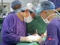 Các bác sĩ đang thực hiện ca ghép tạng từ trường hợp hiến tặng
