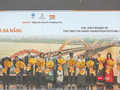 Ban Tổ chức Liên hoan phim châu Á Đà Nẵng lần thứ I tặng hoa Ban Giám khảo