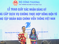 Bà Lê Hoàng Oanh – Cục trưởng Cục thương mại điện tử và Kinh tế số - trao giấy xác nhận đăng ký cung cấp dịch vụ chứng thực hợp đồng điện tử cho đại diện VNPT (ảnh VNPT)