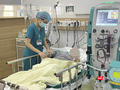 Bác sĩ Trung tâm Chống độc - Bệnh viện Bạch Mai chăm sóc bệnh nhân bị ngộ độc