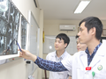 CÁc bác sĩ Bệnh viện Hữu nghị Việt Đức chẩn đoán hình ảnh đối với ca bệnh của bệnh nhân H.
