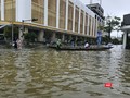 Mưa lớn kéo dài liên tục cùng lượng nước trên các sông dâng cao đã khiến Huế chìm trong “biển nước”, người dân đi lại bằng ghe thuyền.