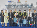 Lãnh đạo Sở Du lịch Đà Nẵng cùng Cảng Hàng không Quốc tế Đà Nẵng, Công ty CP đầu tư khai thác nhà ga quốc tế Đà Nẵng và các hãng hàng không tổ chức chào đón những du khách nội địa và quốc tế đến Đà Nẵng trong ngày đầu năm mới 2024
