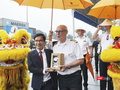 Lãnh đạo Sở Du lịch TP Đà Nẵng tặng quà lưu niệm cho thuyền trưởng tàu du lịch "xông đất" Đà Nẵng đầu năm 2024