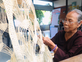 Nghệ nhân xã đảo Cù Lao Chàm (Hội An) đang đan võng ngô đồng (ảnh Mạnh Cường-thanhnien.vn)