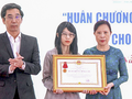 Ông Trần Chí Cường - Phó Chủ tịch UBND TP Đà Nẵng thừa uỷ quyền của Chủ tịch nước trao truy tặng Huân chương Dũng cảm cho ông Trần Minh Thành (ảnh danang.gov.vn)