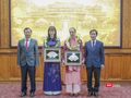Lãnh đạo tỉnh Thừa Thiên Huế trao tặng danh hiệu “Công dân danh dự tỉnh Thừa Thiên Huế” cho bà Andrea Teufel và bà Kazuyo Watanabe (ảnh Ngọc Hiếu)